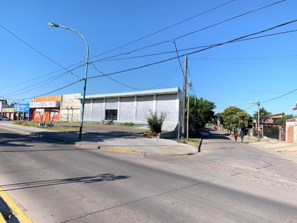 ALQUILER GALPON LOCAL GRANDE FCO VARELA CON PLAYA DE ESTACIONAMIENTO