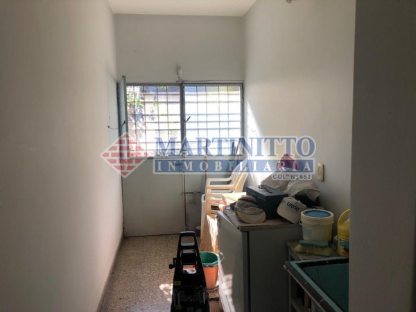 OPORTUNIDAD!!! VENTA CASA SOBRE DOS LOTES CON PISCINA EN QUILMES OESTE