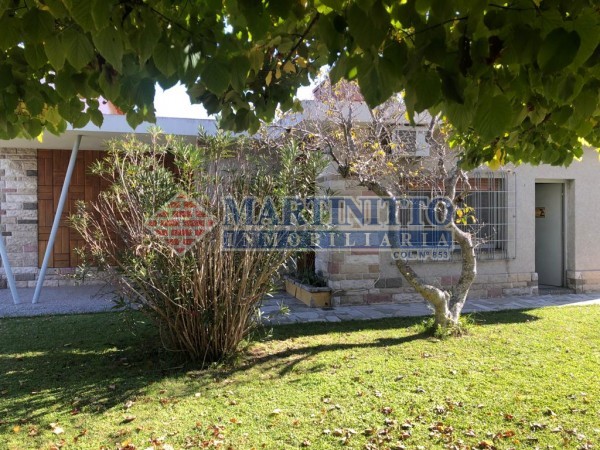 OPORTUNIDAD!!! VENTA CASA SOBRE DOS LOTES CON PISCINA EN QUILMES OESTE