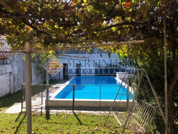 OPORTUNIDAD!!! VENTA CASA SOBRE DOS LOTES CON PISCINA EN QUILMES OESTE