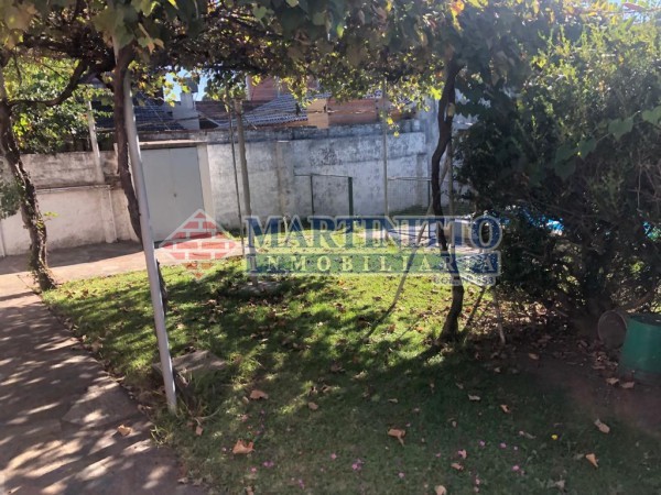 OPORTUNIDAD!!! VENTA CASA SOBRE DOS LOTES CON PISCINA EN QUILMES OESTE