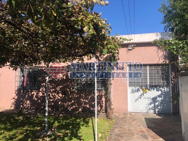 OPORTUNIDAD!!! VENTA CASA SOBRE DOS LOTES CON PISCINA EN QUILMES OESTE