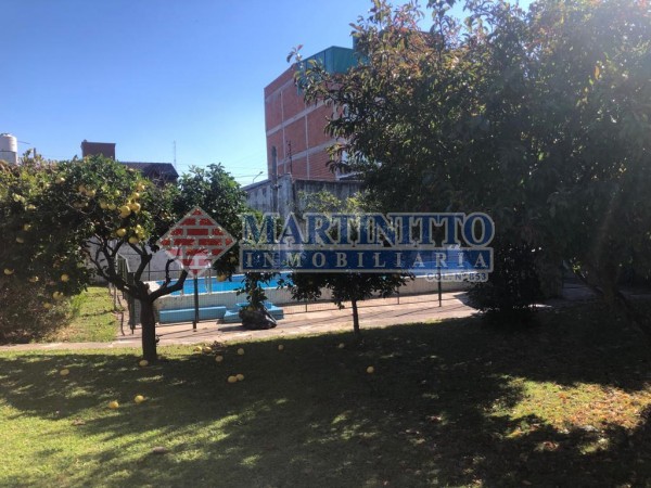 OPORTUNIDAD!!! VENTA CASA SOBRE DOS LOTES CON PISCINA EN QUILMES OESTE