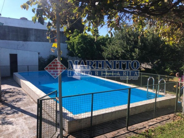 OPORTUNIDAD!!! VENTA CASA SOBRE DOS LOTES CON PISCINA EN QUILMES OESTE