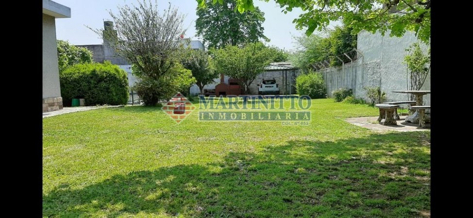 OPORTUNIDAD!!! VENTA CASA SOBRE DOS LOTES CON PISCINA EN QUILMES OESTE