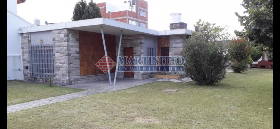 OPORTUNIDAD!!! VENTA CASA SOBRE DOS LOTES CON PISCINA EN QUILMES OESTE